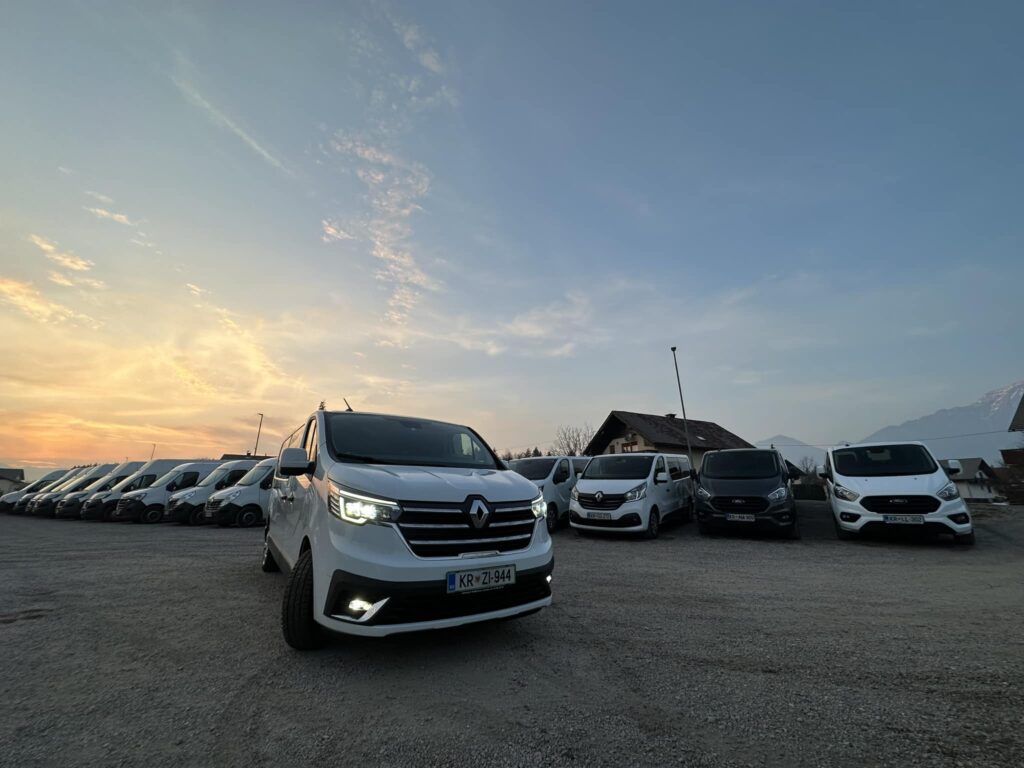 Najem kombijev Kranj - Tombro – zanesljiv kombi za prevoz tovora in selitve. Prostorni in dobro vzdrževani kombiji različnih velikosti, primerni za selitve, dostave in transport v Kranju ter okolici. Enostavna rezervacija in ugodne cene.